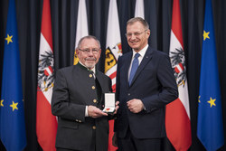 Landeshauptmann Mag. Thomas Stelzer überreicht Ehrenzeichen des Landes Oberösterreich an Funktionärinnen und Funktionäre des OÖ. Seniorenbundes.

