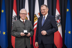 Landeshauptmann Mag. Thomas Stelzer überreicht Ehrenzeichen des Landes Oberösterreich an Funktionärinnen und Funktionäre des OÖ. Seniorenbundes.
