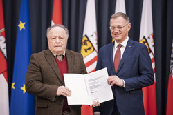 Landeshauptmann Mag. Thomas Stelzer überreicht Bundesauszeichnungen und Berufstitel an verdiente Oberösterreicherinnen und Oberösterreicher.