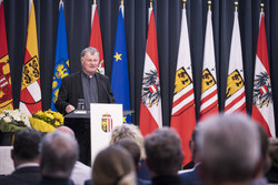 Landeshauptmann Mag. Thomas Stelzer und Diözesanbischof Dr. Manfred Scheuer überreichen die Eduard-Ploier-Preise 2023.