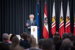 Landeshauptmann Mag. Thomas Stelzer verleiht das Große Goldene Ehrenzeichen des Landes Oberösterreich an den Träger des Nobel-Preises für Physik, Univ.-Prof. Dr. Dr. h.c. mult. Anton Zeilinger.