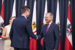 Landeshauptmann Mag. Thomas Stelzer bei der Angelobung neuer Steuerberaterinnen und Steuerberater sowie Wirtschaftsprüferinnen und Wirtschaftsprüfer im Linzer Landhaus.