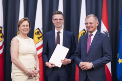 Landeshauptmann Mag. Thomas Stelzer bei der Angelobung neuer Steuerberaterinnen und Steuerberater sowie Wirtschaftsprüferinnen und Wirtschaftsprüfer im Linzer Landhaus.