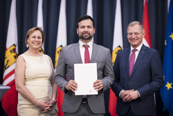 Landeshauptmann Mag. Thomas Stelzer bei der Angelobung neuer Steuerberaterinnen und Steuerberater sowie Wirtschaftsprüferinnen und Wirtschaftsprüfer im Linzer Landhaus.