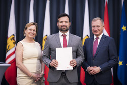 Landeshauptmann Mag. Thomas Stelzer bei der Angelobung neuer Steuerberaterinnen und Steuerberater sowie Wirtschaftsprüferinnen und Wirtschaftsprüfer im Linzer Landhaus.