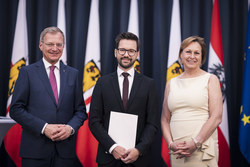 Landeshauptmann Mag. Thomas Stelzer bei der Angelobung neuer Steuerberaterinnen und Steuerberater sowie Wirtschaftsprüferinnen und Wirtschaftsprüfer im Linzer Landhaus.