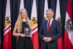 Landeshauptmann Mag. Thomas Stelzer empfängt ausgezeichnete Maturantinnen und Maturanten im Redoutensaal in Linz.