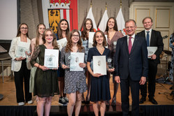 Landeshauptmann Mag. Thomas Stelzer empfängt ausgezeichnete Maturantinnen und Maturanten im Redoutensaal in Linz.