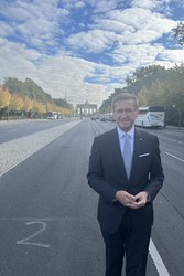 LR Markus Achleitner vor dem Brandenburger Tor