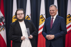 Landeshauptmann Thomas Stelzer empfängt ehemalige Lehrlinge, die ihre Ausbildung mit Auszeichnung abgeschlossen haben.