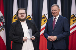 Landeshauptmann Thomas Stelzer empfängt ehemalige Lehrlinge, die ihre Ausbildung mit Auszeichnung abgeschlossen haben.