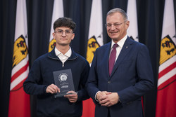 Landeshauptmann Thomas Stelzer empfängt ehemalige Lehrlinge, die ihre Ausbildung mit Auszeichnung abgeschlossen haben.