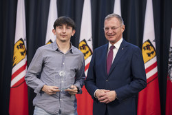 Landeshauptmann Thomas Stelzer empfängt ehemalige Lehrlinge, die ihre Ausbildung mit Auszeichnung abgeschlossen haben.