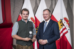 Landeshauptmann Thomas Stelzer empfängt ehemalige Lehrlinge, die ihre Ausbildung mit Auszeichnung abgeschlossen haben.