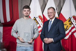 Landeshauptmann Thomas Stelzer empfängt ehemalige Lehrlinge, die ihre Ausbildung mit Auszeichnung abgeschlossen haben.