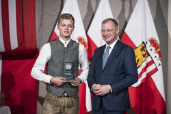 Landeshauptmann Thomas Stelzer empfängt ehemalige Lehrlinge, die ihre Ausbildung mit Auszeichnung abgeschlossen haben.