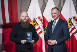 Landeshauptmann Thomas Stelzer empfängt ehemalige Lehrlinge, die ihre Ausbildung mit Auszeichnung abgeschlossen haben.