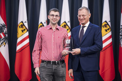 Landeshauptmann Mag. Thomas Stelzer empfängt Absolventinnen und Absolventen der Lehre mit Matura im Steinernen Saal des Linzer Landhauses.