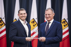 Landeshauptmann Mag. Thomas Stelzer empfängt Absolventinnen und Absolventen der Lehre mit Matura im Steinernen Saal des Linzer Landhauses.