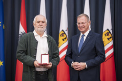 Landeshauptmann Mag. Thomas Stelzer überreicht Landesauszeichnungen an ehemalige Bedienstete des Landes OÖ.