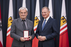 Landeshauptmann Mag. Thomas Stelzer überreicht Landesauszeichnungen an ehemalige Bedienstete des Landes OÖ.