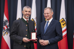 Landeshauptmann Mag. Thomas Stelzer überreicht Landesauszeichnungen an ehemalige Bedienstete des Landes OÖ.