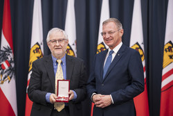 Landeshauptmann Mag. Thomas Stelzer überreicht Landesauszeichnungen an ehemalige Bedienstete des Landes OÖ.