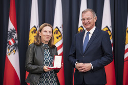 Landeshauptmann Mag. Thomas Stelzer überreicht Landesauszeichnungen an ehemalige Bedienstete des Landes OÖ.