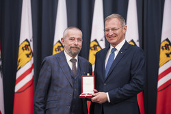 Landeshauptmann Mag. Thomas Stelzer überreicht Landesauszeichnungen an ehemalige Bedienstete des Landes OÖ.