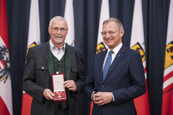 Landeshauptmann Mag. Thomas Stelzer überreicht Landesauszeichnungen an ehemalige Bedienstete des Landes OÖ.