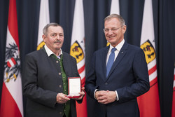 Landeshauptmann Mag. Thomas Stelzer überreicht Landesauszeichnungen an ehemalige Bedienstete des Landes OÖ.