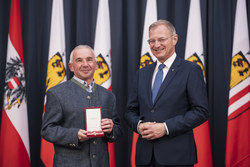 Landeshauptmann Mag. Thomas Stelzer überreicht Landesauszeichnungen an ehemalige Bedienstete des Landes OÖ.