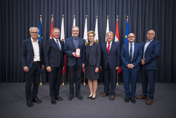 Landeshauptmann Mag. Thomas Stelzer überreicht Landesauszeichnungen an ehemalige Bedienstete des Landes OÖ.