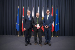 Landeshauptmann Mag. Thomas Stelzer überreicht Landesauszeichnungen an ehemalige Bedienstete des Landes OÖ.