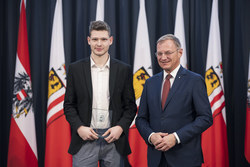 Landeshauptmann Thomas Stelzer empfängt ehemalige Lehrlinge, die ihre Ausbildung mit Auszeichnung abgeschlossen haben.