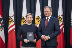 Landeshauptmann Thomas Stelzer empfängt ehemalige Lehrlinge, die ihre Ausbildung mit Auszeichnung abgeschlossen haben.