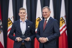 Landeshauptmann Thomas Stelzer empfängt ehemalige Lehrlinge, die ihre Ausbildung mit Auszeichnung abgeschlossen haben.