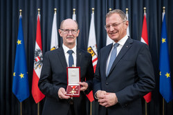 Landeshauptmann Mag. Thomas Stelzer ehrt verdiente Persönlichkeiten im Rahmen einer Feierstunde im Linzer Landhaus.