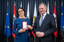 Landeshauptmann Mag. Thomas Stelzer ehrt verdiente Persönlichkeiten im Rahmen einer Feierstunde im Linzer Landhaus.