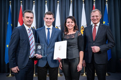 Landeshauptmann Thomas Stelzer empfängt ehemalige Lehrlinge, die ihre Ausbildung mit Auszeichnung abgeschlossen haben.