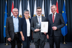 Landeshauptmann Thomas Stelzer empfängt ehemalige Lehrlinge, die ihre Ausbildung mit Auszeichnung abgeschlossen haben.