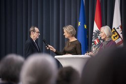 Landeshauptmann Mag. Thomas Stelzer bei der Verleihung der Landespreise für Kultur und der Preise für Initiative Kulturarbeit.