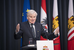 Landeshauptmann Mag. Thomas Stelzer empfängt Oberösterreicherinnen und Oberösterreicher zum goldenen, 50 jährigen Maturajubiläum.