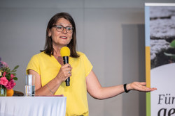 Auszeichnungsveranstaltung für die bienenfreundlichen Gemeinden Oberösterreichs mit Landesrat Stefan Kaineder.