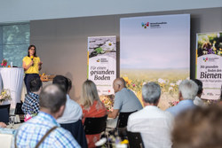 Auszeichnungsveranstaltung für die bienenfreundlichen Gemeinden Oberösterreichs mit Landesrat Stefan Kaineder.