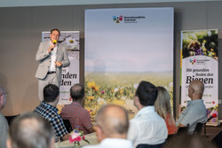 Auszeichnungsveranstaltung für die bienenfreundlichen Gemeinden Oberösterreichs mit Landesrat Stefan Kaineder.