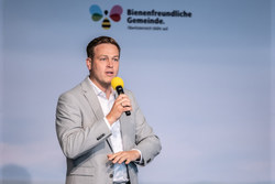 Auszeichnungsveranstaltung für die bienenfreundlichen Gemeinden Oberösterreichs mit Landesrat Stefan Kaineder.