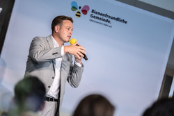 Auszeichnungsveranstaltung für die bienenfreundlichen Gemeinden Oberösterreichs mit Landesrat Stefan Kaineder.
