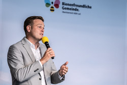 Auszeichnungsveranstaltung für die bienenfreundlichen Gemeinden Oberösterreichs mit Landesrat Stefan Kaineder.