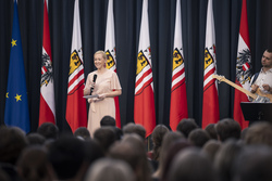Landeshauptmann Mag. Thomas Stelzer empfängt ausgezeichnete Maturantinnen und Maturanten im Steinernen Saal in Linz.